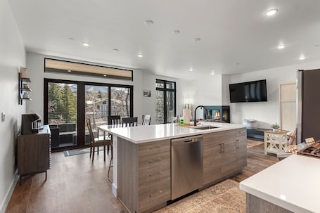 Interior. Serenity in Silverthorne: Luxury Condo Retreat with Mountain Views