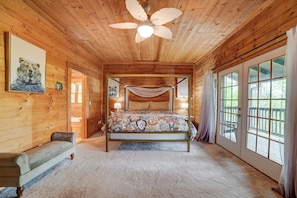 4 bedrooms, desk, iron/ironing board, travel cot