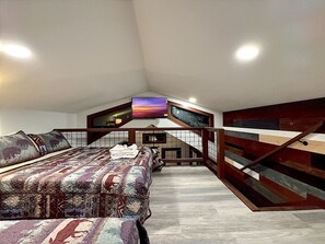 2 bedrooms, WiFi, bed sheets - Tiny Home on Lake Chatuge in Downtown Hiawassee! BRAND NEW! (Hiawassee)