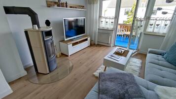 Smart TV, fireplace, video library, stereo