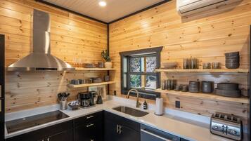 KylskÄp, mikrovÄgsugn, ugn och spishÀll