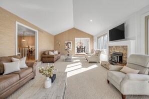 Älytelevisio, pöytäjalkapallopöytä, pöytätennispöytä, kirjoja