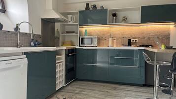 JÀÀkaappi, mikroaaltouuni, uuni, liesi