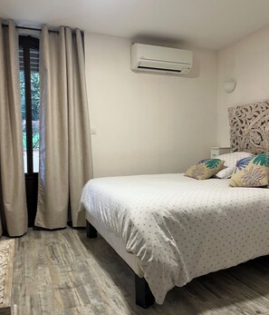 2 habitaciones, tabla de planchar con plancha y cuna de viaje