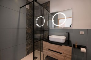 Habitación doble, baño en la habitación, vista a la montaña (Belle étoile) | Baño | Secadora de cabello 