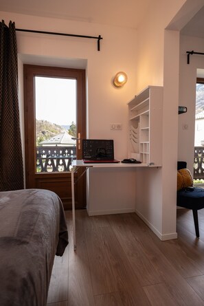 Traditional Double Room, Ensuite, Mountain View (Mont Charvin) | Interior