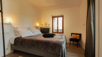 Traditionele tweepersoonskamer, en-suite badkamer, uitzicht op bergen (Mont Charvin) | Luxe beddengoed, individueel gemeubileerd, een laptopwerkplek