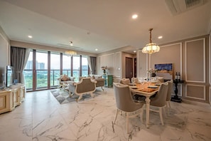 Suite familiale, 4 chambres, accès à la piscine, vue sur la ville | Draps en coton égyptien, literie de qualité, couette en duvet