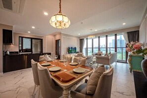 Suite familiale, 4 chambres, accès à la piscine, vue sur la ville | Draps en coton égyptien, literie de qualité, couette en duvet