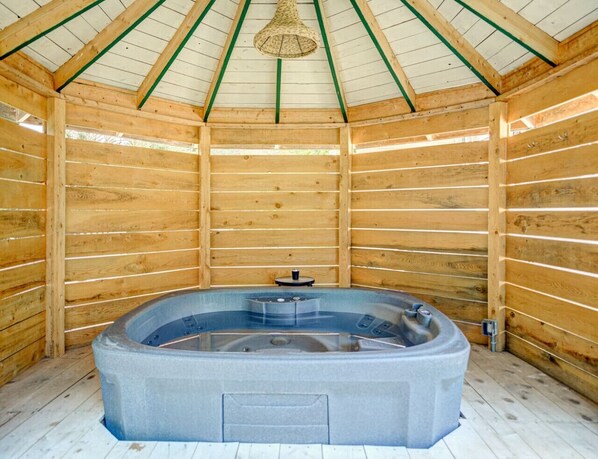 Indoor spa tub - La Casa del Plage - Spa privé et foyer (Sainte-Lucie-des-Laurentides)