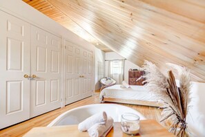 3 bedrooms, travel cot, free WiFi, bed sheets - La Casa del Plage - Spa privé et foyer (Sainte-Lucie-des-Laurentides)