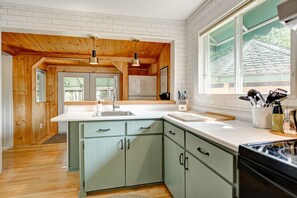 Fridge, microwave, oven, stovetop - La Casa del Plage - Spa privé et foyer (Sainte-Lucie-des-Laurentides)