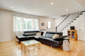 Smart-TV, Kamin, Stereoanlage