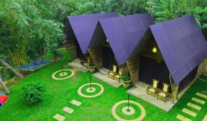 Klassieke tent, uitzicht op rivier | Een bureau, gratis wifi, beddengoed