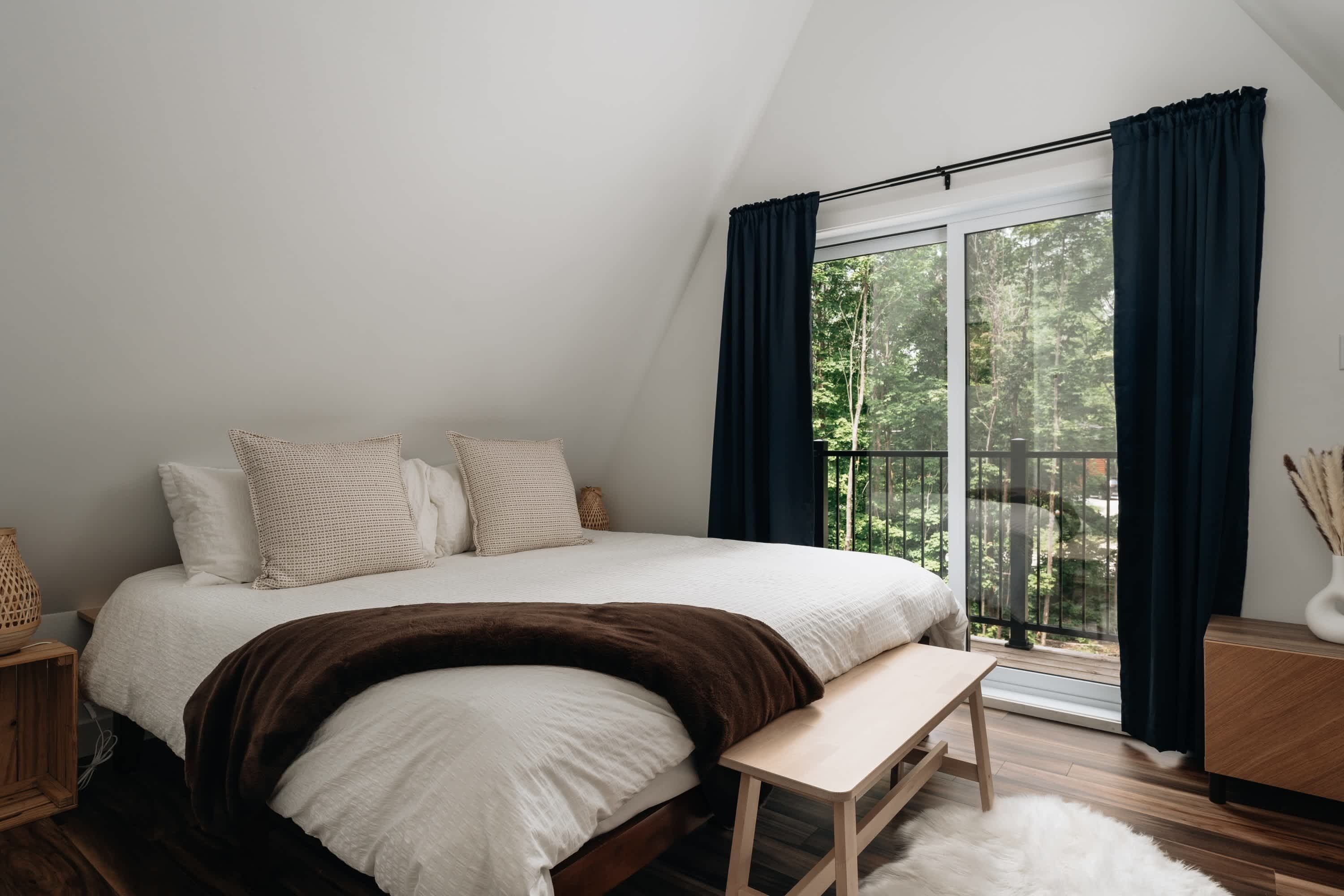 King-size bedroom on the upper floor