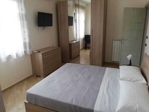 บ้านพักทราดิชันนัล, ระเบียง, เห็นวิวทะเลบางส่วน | 4 ห้องนอน, เครื่องนอนระดับพรีเมียม, ผ้านวมขนเป็ด, เตียงเมมโมรีโฟม
