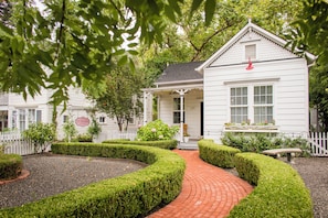Exterior - Downtown Cottage House (St. Helena)
