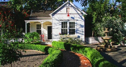 Delightful Downtown Cottage House with Modern Amenities (Breakfast Possible)