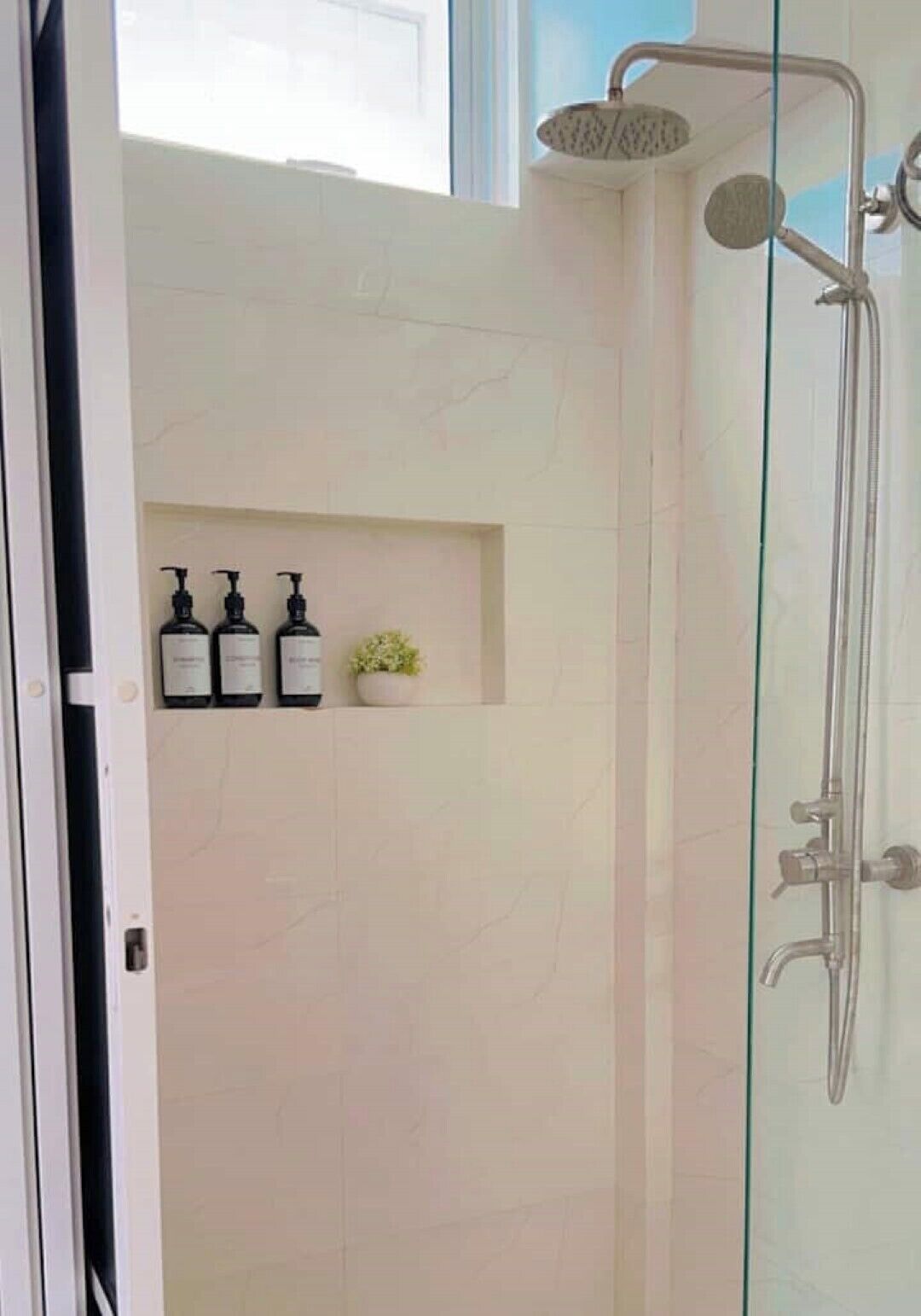 Ducha, secador de pelo, toallas, jabón