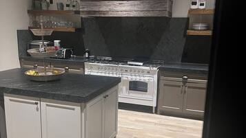 Microondas, horno, parrilla de estufa y lavavajillas