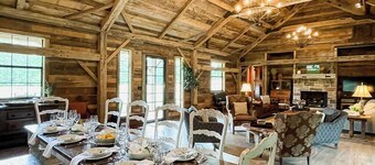Rustic & refined Pine Hill Lodge- 8 acres w/ lagoon pool, 5 bedrooms, 5500 sq ft