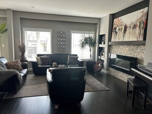 Smart TV, fireplace - Modern Stunning House 4Bed 2.5 bath  (Kitchener)