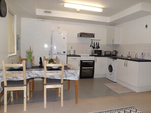 Apartamento | Cocina privada | Frigorífico, microondas, horno y placa de cocina