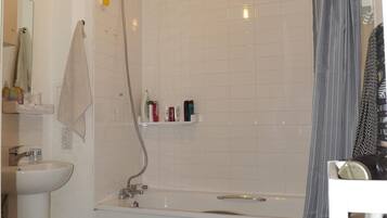 Apartment | Bathroom | Shower, towels