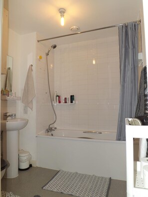 Apartment | Bathroom | Shower, towels - Charming 1-bed Apartment in Barking (Barking)