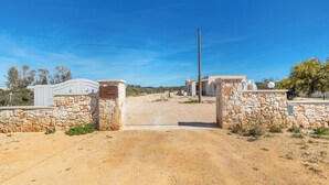 A rural property with a stone gate, a dirt road, and a clear blue sky. - 3863 Dimora Le Frasche - Trilo 1 by Barbarhouse (Porto Cesareo)