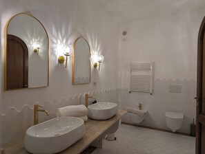 Regadera, secadora de cabello, bidet, toallas 