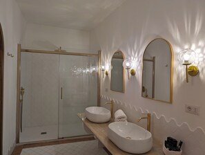 Regadera, secadora de cabello, bidet, toallas 