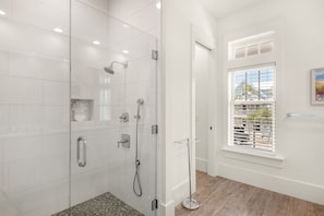 Douche, serviettes fournies