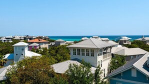 A coastal residential area with houses, some with balconies, and a clear view of the ocean. - SOUTH OF 30A~Walk to beach~4 Bikes!POOL! Sleeps 10 (Santa Rosa Beach)