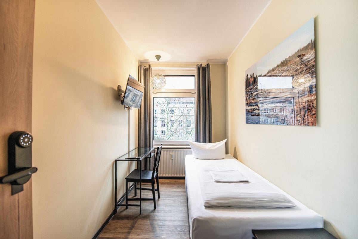 Basic Single Room | In-room safe, laptop workspace, WiFi (free), bed sheets
