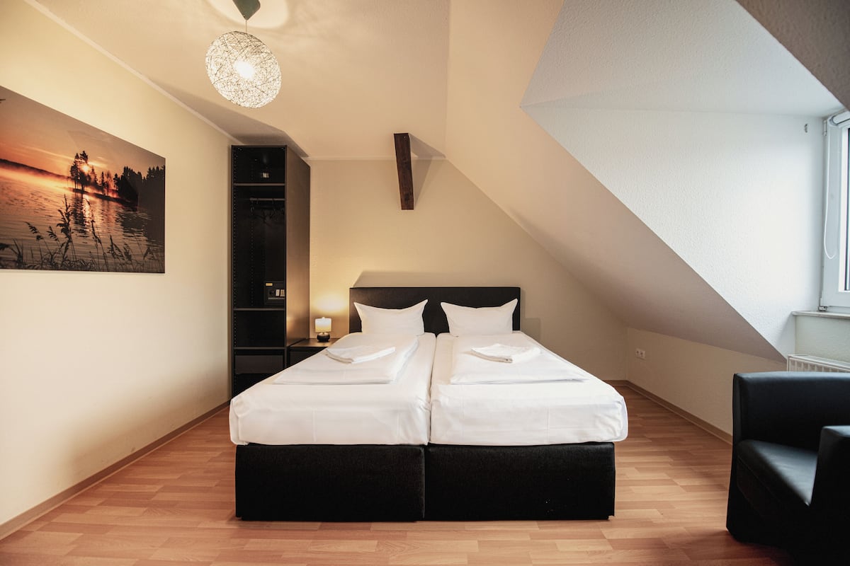 Basic Double Room | In-room safe, laptop workspace, WiFi (free), bed sheets