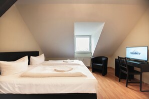 Kamar Double Basic | Brankas, ruang kerja ramah laptop, Wi-Fi gratis, dan seprai linen