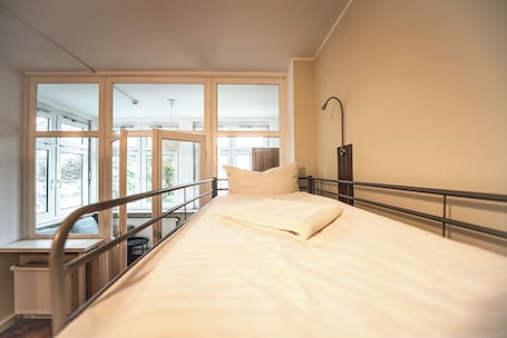 Slaapzaal | Een kluis op de kamer, een laptopwerkplek, gratis wifi, beddengoed