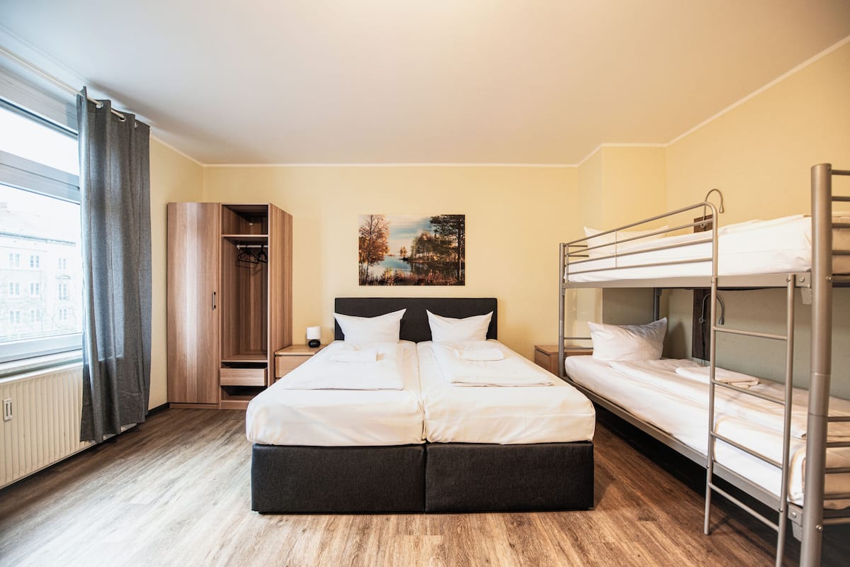 Family Quadruple Room | Peti besi dalam bilik, ruang kerja komputer riba, Wi-fi percuma