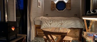 1 Bed Cabin - Sleeps 2 - Hottub - Parking - Garden