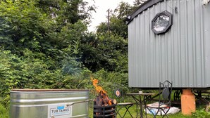 Cabin | Property grounds - 1 Bed Cabin - Sleeps 2 - Hottub - Parking - Garden (Bideford)