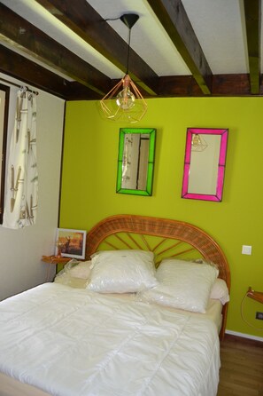 3 bedrooms, WiFi - Haut de Chalet Le Bois de Cerf , Animaux Acceptés en Lisière de Foret (Les Angles)