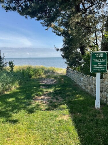 Adorable Beach Cottage for Monthly Rental Across the street from the beach!