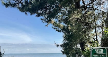 Adorable Beach Cottage for Monthly Rental Across the street from the beach!