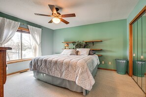 4 bedrooms, iron/ironing board, Internet, bed sheets