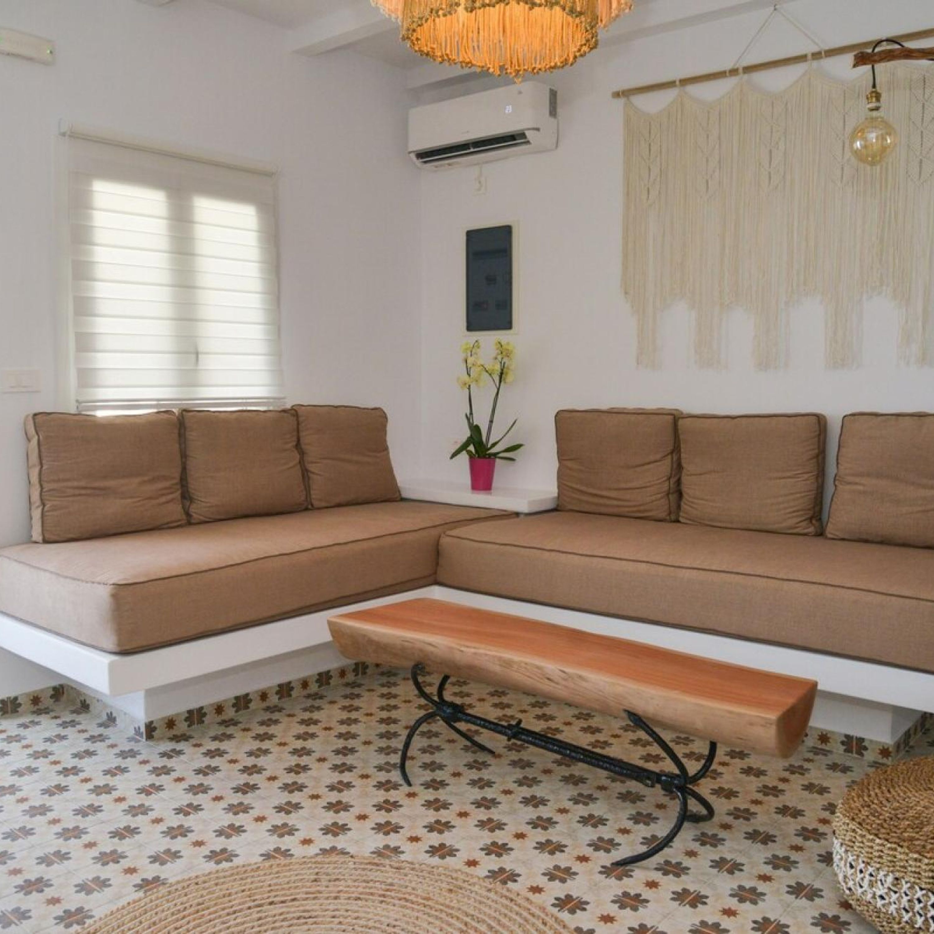 House | 2 bedrooms, desk