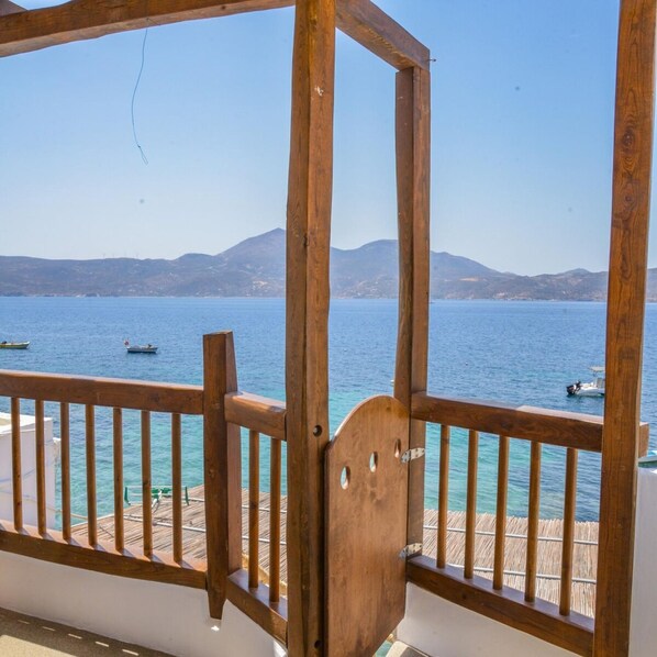 2 bedrooms, desk - Honeymoon Klima Suite (Milos)