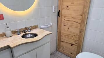 SĂšche-cheveux, serviettes fournies