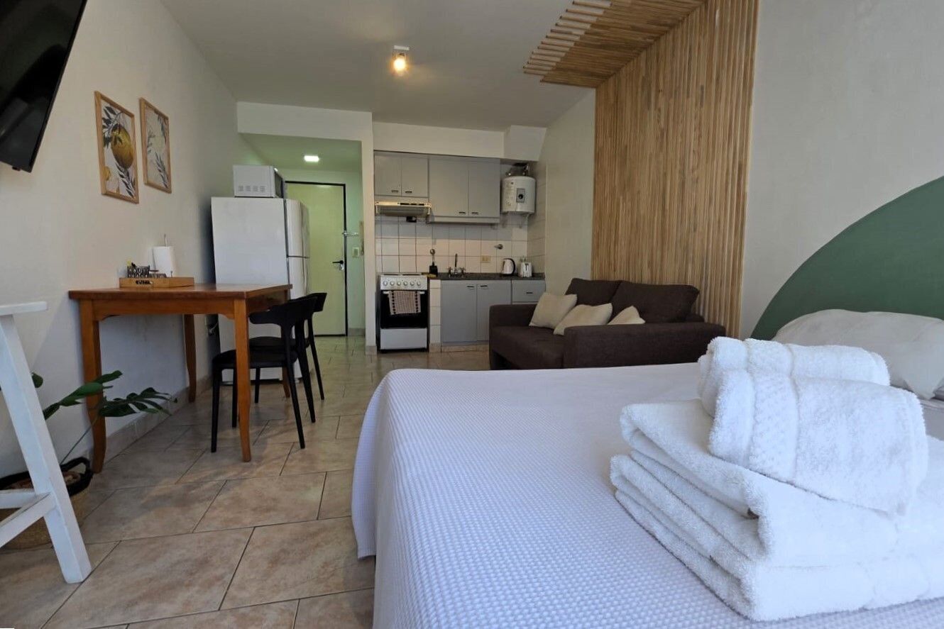 Tabla de planchar con plancha, Internet, ropa de cama