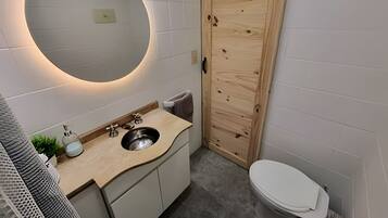 Een haardroger, handdoeken